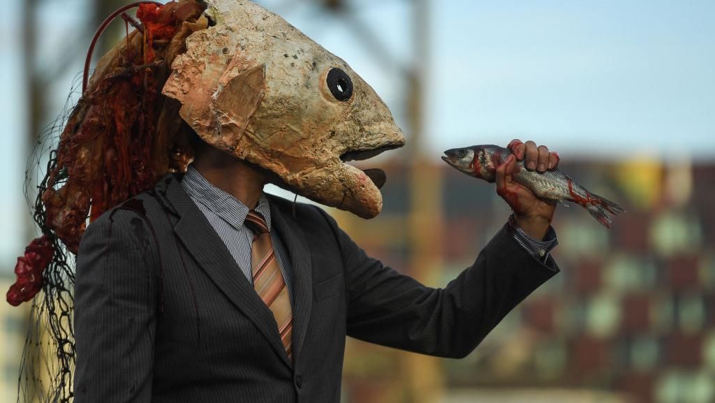 Manusia Kepala Ikan Sindir Kerusakan Laut yang Makin Parah Manusia Kepala Ikan Sindir Kerusakan Laut yang Makin Parah