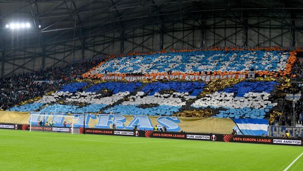 Foto: Luis Alberto Dilindungi Tameng dalam Laga Marseille vs Lazio