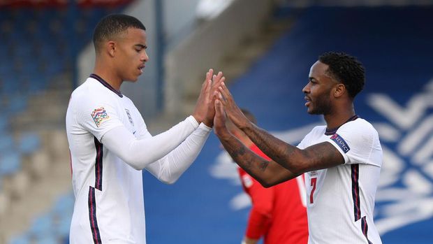 REYKJAVIK, ICELAND - SEPTEMBER 05: Raheem Sterling of England celebrates with Mason Greenwood of England after scoring his sides first goal from the penalty spot during the UEFA Nations League group stage match between Iceland and England at Laugardalsvollur National Stadium on September 05, 2020 in Reykjavik, Iceland. (Photo by Haflidi Breidfjord/Getty Images)