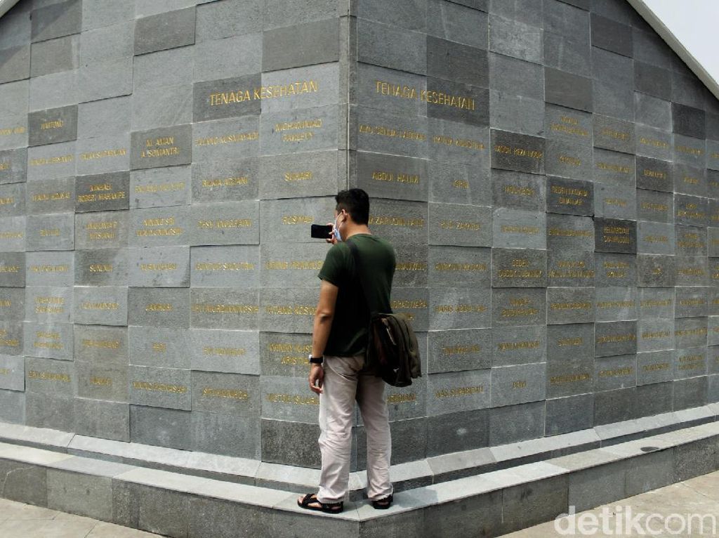 Melihat dari Dekat Monumen Pahlawan COVID-19 di Kota Bandung