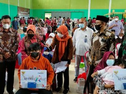 Mensos Risma Beri Bantuan Ratusan Anak Korban COVID-19 di Majalengka