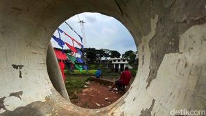 Berharap Untung dari Layangan Hias
