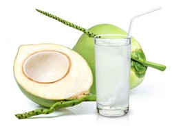 Meski dari Kelapa, Air Kelapa dan Santan Punya Khasiat Sehat yang Berbeda