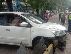 Mobil Tabrak Separator hingga Melintang di Gandaria, Begini Penampakannya