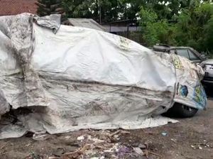 Cegah Jadi Objek Selfie Warga, Mobil Vanessa Angel Diselimuti Banner Bekas Cegah Jadi Objek Selfie Warga, Mobil Vanessa Angel Diselimuti Banner Bekas