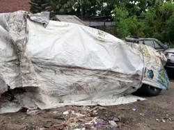 Cegah Jadi Objek Selfie Warga, Mobil Vanessa Angel Diselimuti Banner Bekas