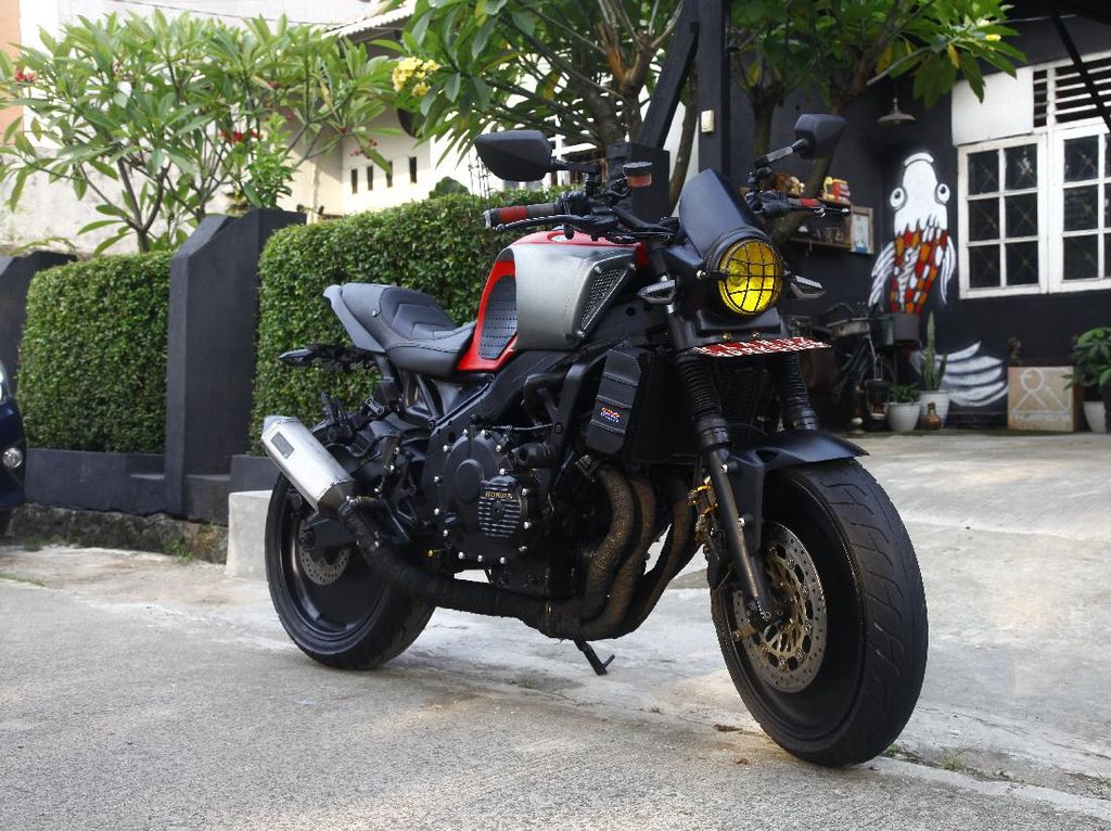 Lepas Jubah, Honda CBR400 NC23 Dimodifikasi Pindah Aliran ke Neo Cafe Racer