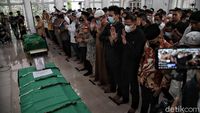 Momen Keluarga-Kerabat Salatkan Jenazah Vanessa Angel dan Suami