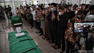 Momen Keluarga-Kerabat Salatkan Jenazah Vanessa Angel dan Suami