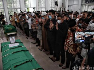 Momen Keluarga-Kerabat Salatkan Jenazah Vanessa Angel dan Suami