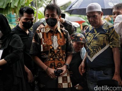 Momen Roy Suryo Hadiri Pemakaman Vanessa Angel
