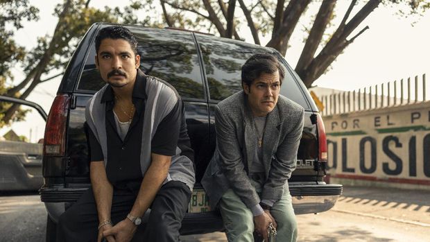 Narcos Mexico. (L to R) Bobby Soto as David Barron, Alfonso Dosal as Benjamin Arellano Felix in episode 305 of Narcos Mexico. Cr. Juan Rosas/Netflix © 2021