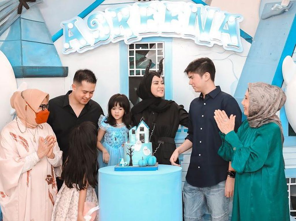 Olla Ramlan Bergaya Maleficent di Ultah Anak, Foto dengan Aufar Jadi Sorotan Olla Ramlan Bergaya Maleficent di Ultah Anak, Foto dengan Aufar Jadi Sorotan