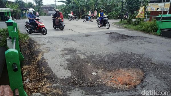 Pak Sopir Waspada! Jembatan di Kawasan Klaten Ini Ambles