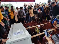 Isak Tangis Iringi Pemakaman Jenazah Vanessa Angel-Bibi di TPU Malaka