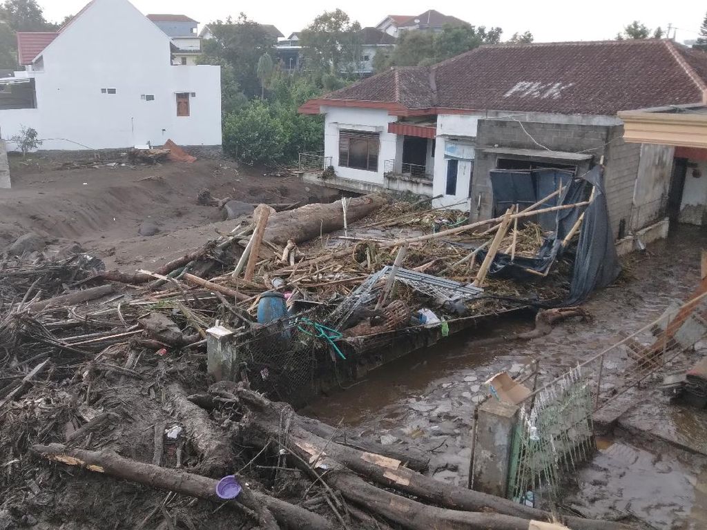 Basarnas Lakukan Pencarian 5 Korban Hilang Banjir Bandang Kota Batu
