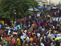 Dibayangi COVID-19, Jutaan Warga India Rayakan Diwali