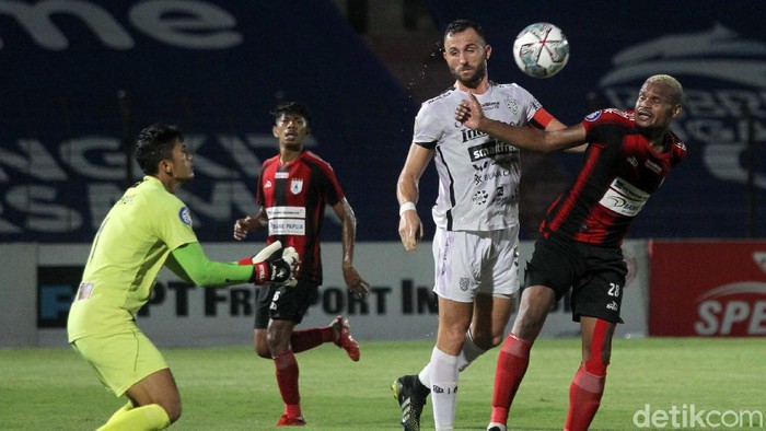 Pertandingan lanjutan pekan ke-11 BRI Liga 1, Persipura Jayapura melawan Bali United di Stadion Sultan Agung, Bantul, Yogyakarta, Jumat (5/11). Pertandingan berakhir imbang.