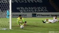 Pertandingan babak kedua memasuki menit ke-65, Bali United mendapatkan peluang melalui titik penalti, namun gagal dimaksimalkan oleh Spasojevic.