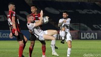 Menit ke-86 Persipura Jayapura terpaksa bermain dengan 10 pemain setelah Irsan Lestaluhu menerima kartu merah.
