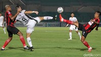 Pemain Persipura dan Bali United berebut bola.