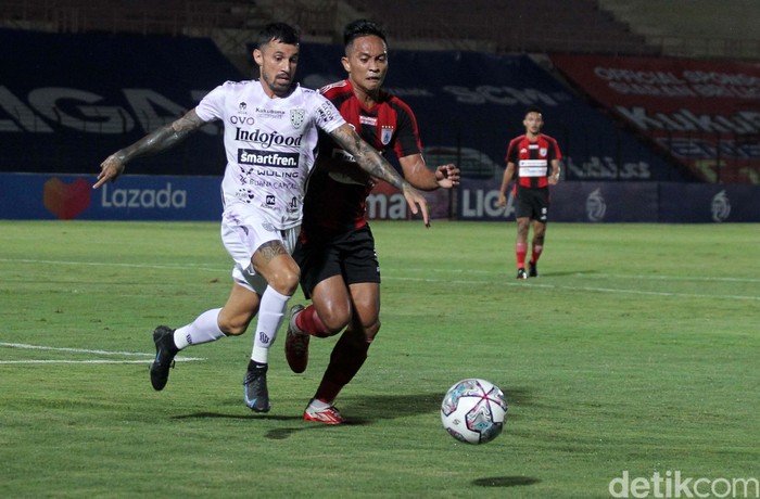 Pertandingan lanjutan pekan ke-11 BRI Liga 1, Persipura Jayapura melawan Bali United di Stadion Sultan Agung, Bantul, Yogyakarta, Jumat (5/11). Pertandingan berakhir imbang.
