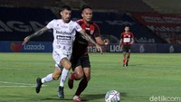 Pertandingan lanjutan pekan ke-11 BRI Liga 1, Persipura Jayapura melawan Bali United di Stadion Sultan Agung, Bantul, Yogyakarta, Jumat (5/11/2021).