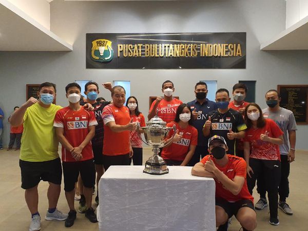 Foto: Suka Cita Sambut Piala Thomas Tiba di Indonesia