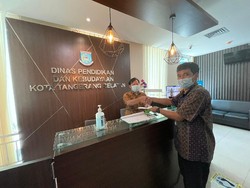 detikcom Do Your Magic: PLN Ciputat Surati Disdik soal Gardu Makan Jalan