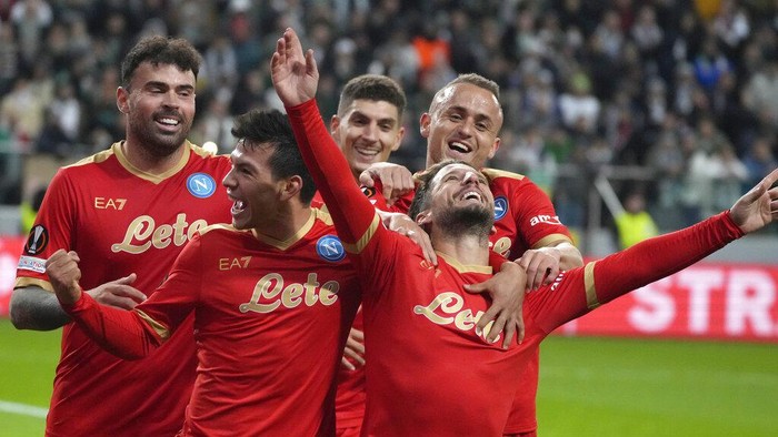 Napolis Dries Mertens celebrates after scoring his sides second goal from the penalty spot during the Europa League Group C soccer match between Legia Warsaw and Napoli in Warsaw, Poland, Thursday, Nov. 4, 2021. (AP Photo/Czarek Sokolowski)