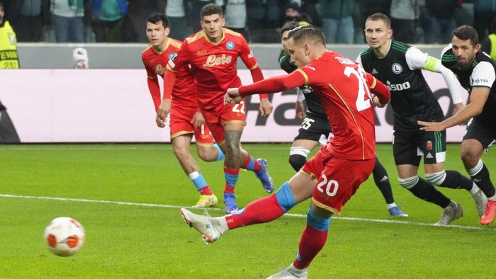 Napolis Piotr Zielinski scores his sides first goal from the penalty spot during the Europa League Group C soccer match between Legia Warsaw and Napoli in Warsaw, Poland, Thursday, Nov. 4, 2021. (AP Photo/Czarek Sokolowski)