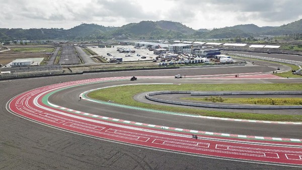 Pengecatan lintasan sirkuit Mandalika telah dilakukan sejak beberapa waktu lalu. Pengecatan itu membuat lintasan sirkuit Mandalika makin keren. Penasaran?