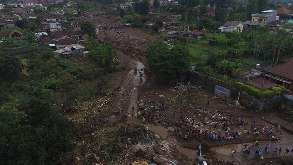 Foto Udara Pencarian Korban Banjir Bandang Kota Batu, Jatim