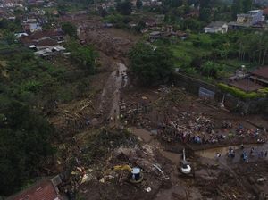 Foto Udara Pencarian Korban Banjir Bandang Kota Batu, Jatim