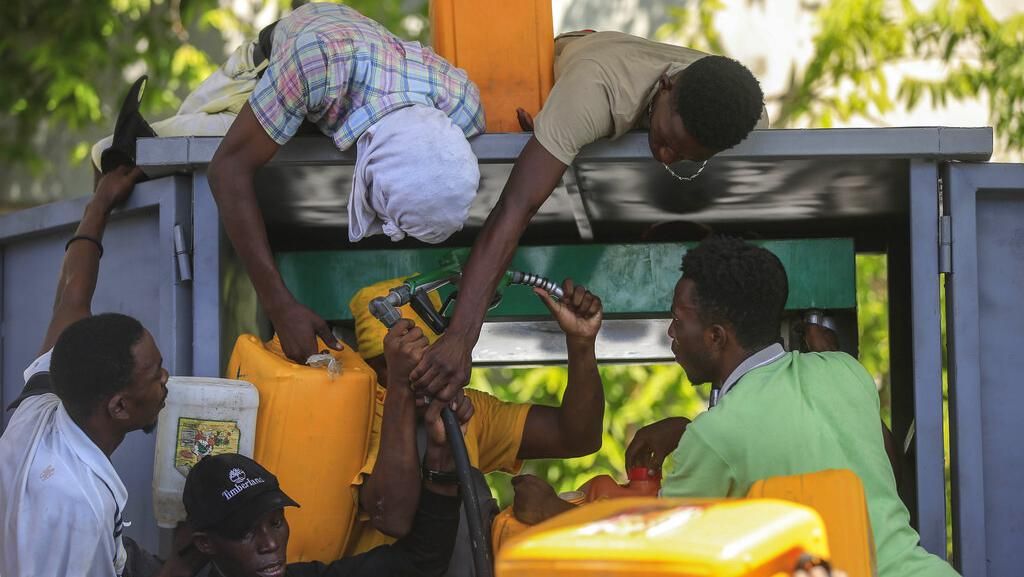Potret Warga Haiti Berebut Isi Bensin Imbas Krisis BBM