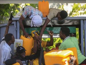 Potret Warga Haiti Berebut Isi Bensin Imbas Krisis BBM Potret Warga Haiti Berebut Isi Bensin Imbas Krisis BBM