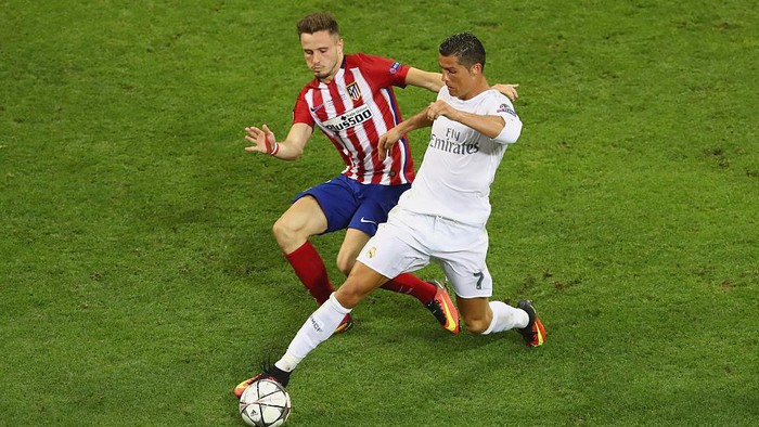 MILAN, ITALY - MAY 28:  Cristiano Ronaldo of Real Madrid battles with Saul Niguez of Atletico Madrid during the UEFA Champions League Final match between Real Madrid and Club Atletico de Madrid at Stadio Giuseppe Meazza on May 28, 2016 in Milan, Italy.  (Photo by Dean Mouhtaropoulos/Getty Images)