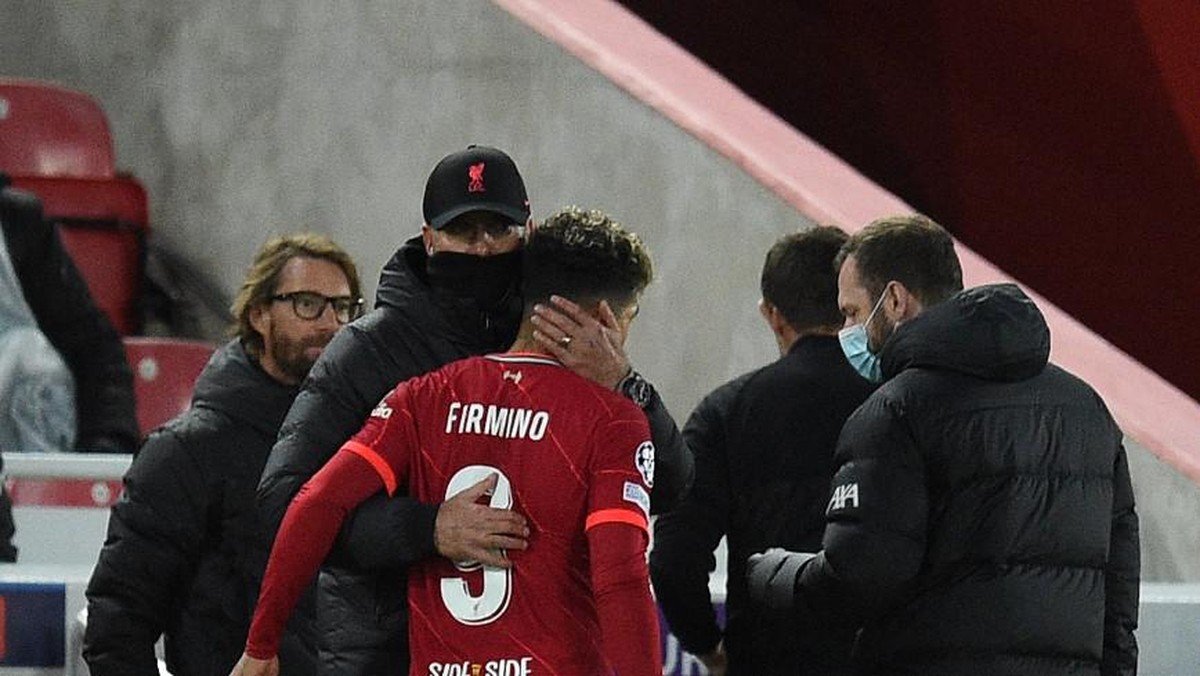 Roberto Firmino absen minimal empat pekan. (Foto: AFP/OLI SCARFF)