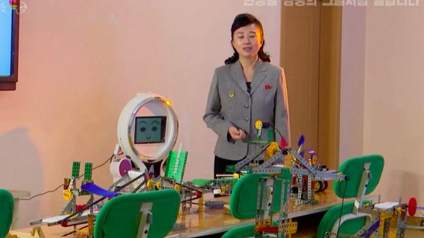 Foto Robot Mengajar Anak Sekolah di Korea Utara