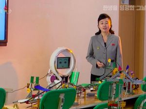 Foto Robot Mengajar Anak Sekolah di Korea Utara