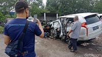 Saat Mobil Vanessa Angel Jadi Objek Foto Warga di Jombang