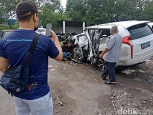 Saat Mobil Vanessa Angel Jadi Objek Foto Warga di Jombang Saat Mobil Vanessa Angel Jadi Objek Foto Warga di Jombang