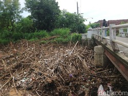 Banyak Tumpukan Sampah di Sungai Piji Kudus, Warga Waswas Banjir