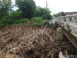 Banyak Tumpukan Sampah di Sungai Piji Kudus, Warga Waswas Banjir Banyak Tumpukan Sampah di Sungai Piji Kudus, Warga Waswas Banjir