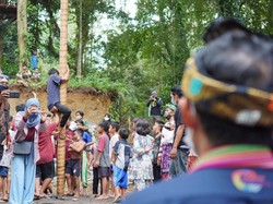Sandiaga Ingin Tradisi Panjat Pinang Dilestarikan, Kenapa Ya?