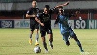 Bermain mendominasi, Persib Bandung membuka keunggulan pada menit keenam. Persib pun sukses menggandakan keunggulan di menit ke-20.