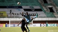 Bermain mendominasi, Persib Bandung membuka keunggulan pada menit keenam. Persib pun sukses menggandakan keunggulan di menit ke-20.