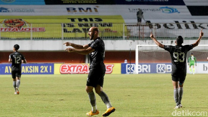 Persib Bandung kalahkan Persela Lamongan 3-1 saat bertanding di Stadion Maguwoharjo kemarin. Kemenangan itu bawa Persib naik ke posisi pertama klasemen Liga 1.
