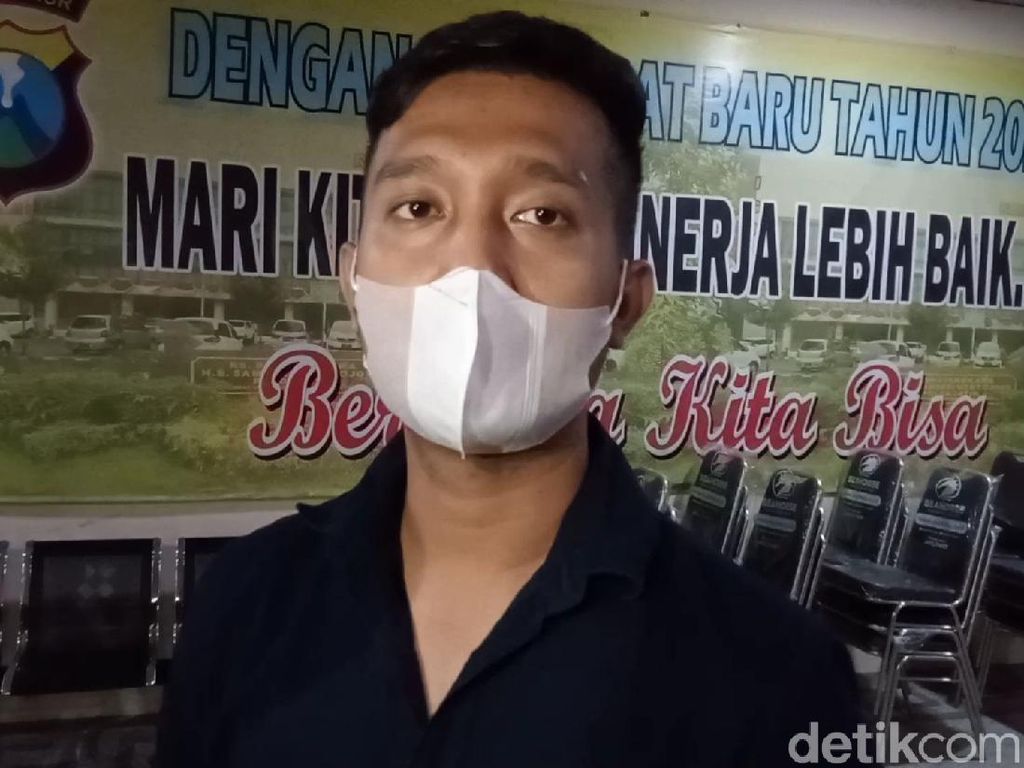 Antar Gala Sky ke Jakarta, Tom Liwafa Nangis di Makam Vanessa Angel-Bibi Ardiansyah