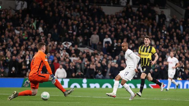 LONDON, ENGLAND - NOVEMBER 04: Lucas Moura of Tottenham Hotspur scores their side's second goal past Markus Schubert of Vitesse during the UEFA Europa Conference League group G match between Tottenham Hotspur and Vitesse at Tottenham Hotspur Stadium on November 04, 2021 in London, England. (Photo by Alex Pantling/Getty Images)